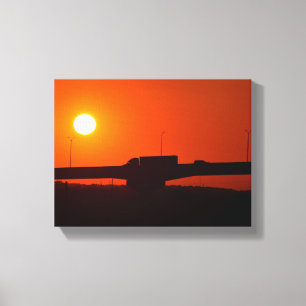 Semi truck gaat over brug zonsondergang canvas afdruk