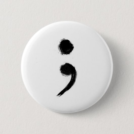 SemiColon-Button Ronde Button 5,7 Cm (Voorkant)