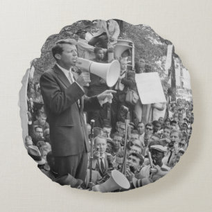 Sen. Robert Kennedy Campagne voor Amerikaans Presi Rond Kussen