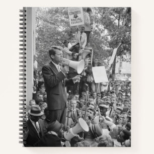 Senator Robert Kennedy campagneert voor het presid Notitieboek