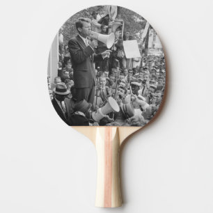 Senator Robert Kennedy campagneert voor het presid Tafeltennisbatje