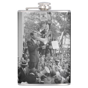 Senator Robert Kennedy campagneert voor het US-pre Heupfles