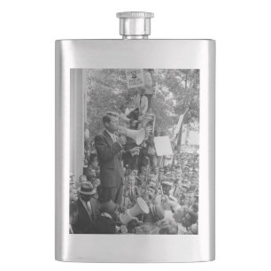 Senator Robert Kennedy voert campagne voor de Amer Flacon