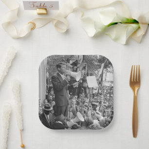 Senator Robert Kennedy voert campagne voor de Amer Papieren Bordje