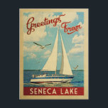 Seneca Lake Carte postale Voilier Vintage New York<br><div class="desc">Ce Salutations From Seneca Lake New York design nautique de voyage vintage comprend un bateau naviguant sur l'eau avec des mouettes et un ciel bleu rempli de somptueux nuages blancs bouffants.</div>