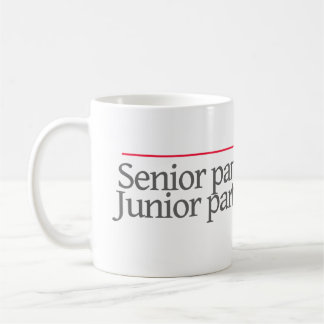 "SENIOR PARTNER at WORK.JUNIOR PARTNER THUIS" — Koffiemok