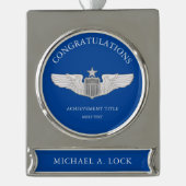 Senior Pilot Wings aangepaste tekst Verzilverd Banner Ornament (Voorkant)