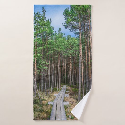 Sentier en bois en forêt de pins (Serviette de bain)