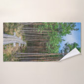 Sentier en bois en forêt de pins (Serviette de bain)