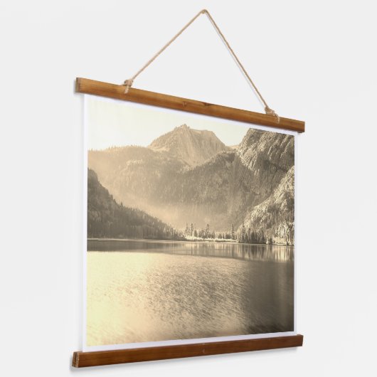 Sepia-getinte Silver Lake met berglandschap Hangend Wandkleed (Gebogen)