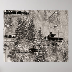 Sepia tone skisprint, boven de bomen poster