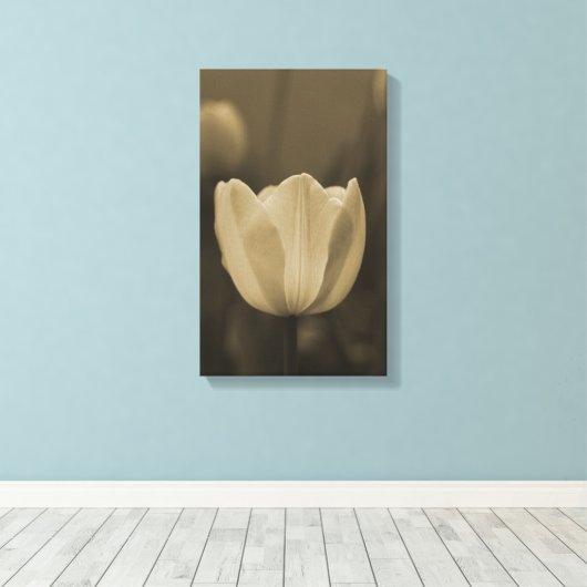 Sepiatint enkele tulp bloesem van dichtbij canvas afdruk (Insitu (Houten vloer))
