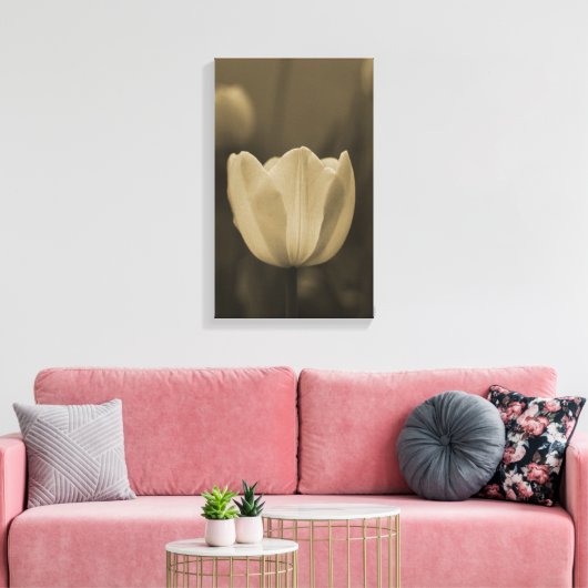 Sepiatint enkele tulp bloesem van dichtbij canvas afdruk (Insitu (Woonkamer))