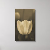 Sepiatint enkele tulp bloesem van dichtbij canvas afdruk (Voorkant)