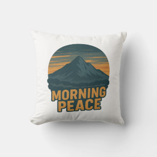 Serene Bergzonne Retro Embleem Kussen