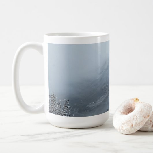 Serene Grey Snowy Peaks Coffee Mok (Met donut)