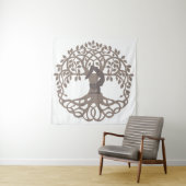 Serene Grijs en wit Yoga Pose door Tree of Life Wandkleed (In situ)