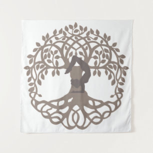 Serene Grijs en wit Yoga Pose door Tree of Life Wandkleed