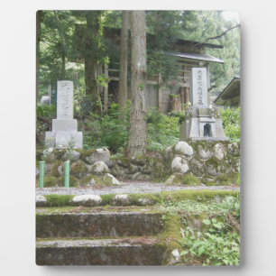 Serene Japanse bos-tempel en stenen monument Fotoplaat