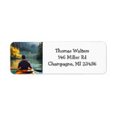 Serene Kayaking Scene | Man in Kajak in Bergen Etiket (Voorkant)