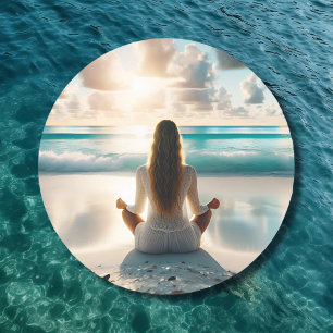 Serene meditatie aan de oceaan ronde sticker
