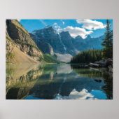 Serene Mountains Behind River Natuur Scene Poster (Voorkant)