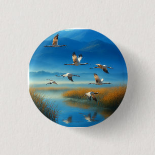 Serene natuur meer scène met vliegende kraanvogel ronde button 3,2 cm
