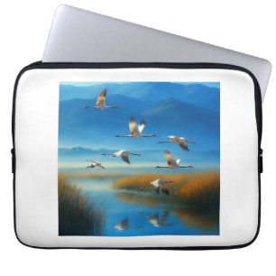Serene natuur meer scène met vliegende kraanvogels laptop sleeve