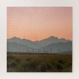 Serene Roze Zonsondergang Bergen Wilde Gras Landsc Legpuzzel