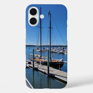 Serene Sailboat Marina Blue Sky Telefoonhoesje iPhone 16 Plus Hoesje