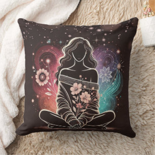 Serene vrouw in een kosmische bloemendroom kussen