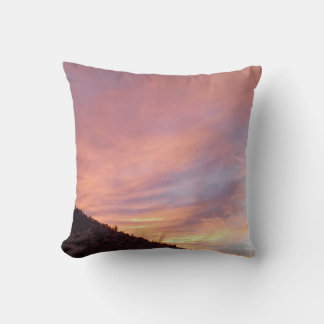 Serene Zonsondergang Over Bergkam Met Roze Oranje Kussen