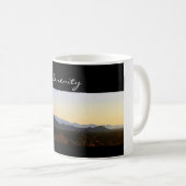 Serenity Père Noël Fe Mountains à Sunrise Mug (Devant droit)