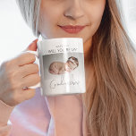 Serez-Vous Ma Godmère ? Mug<br><div class="desc">Demandez à votre meilleur ami, soeur ou cousin d'être la marraine de votre bébé avec cette magnifique tasse photo minimaliste à 2 faces, Doté d'une photo mignonne de votre bébé, posant la question et de l'autre côté une autre photo avec un message modèle, les styles de police et la couleur...</div>