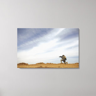 Sergeant biedt veiligheid canvas afdruk