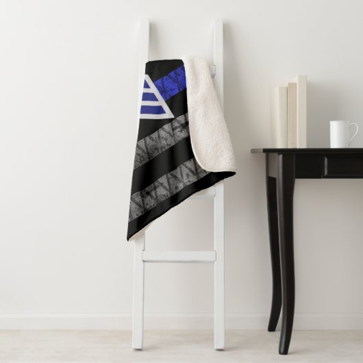 Sergeant Stripes Thin Blue Line Disted Flag Sherpa Deken (In situ)