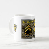 sergeant van de afdeling Cavalry Koffiemok (Voorkant links)