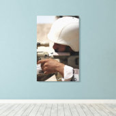 Sergeant van het Irakese leger zoekt naar beneden Canvas Afdruk (Insitu (Houten vloer))