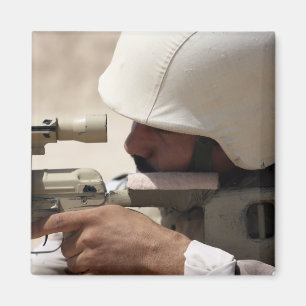 Sergeant van het Irakese leger zoekt naar beneden Magneet