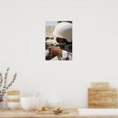 Sergeant van het Irakese leger zoekt naar beneden Poster (Keuken)