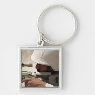 Sergeant van het Irakese leger zoekt naar beneden Sleutelhanger