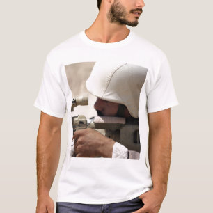 Sergeant van het Irakese leger zoekt naar beneden T-shirt