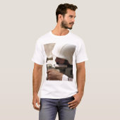 Sergeant van het Irakese leger zoekt naar beneden T-shirt (Voorkant volledig)