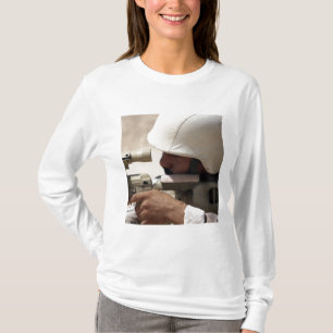 Sergeant van het Irakese leger zoekt naar beneden T-shirt