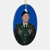 Sergent. En ornement uniforme (Droite)