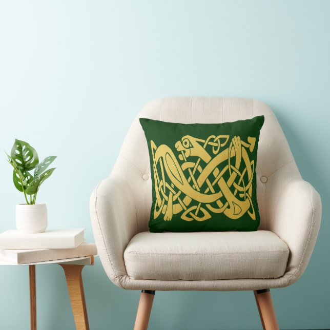 Serpent d'or celtique sur oreiller vert foncé (Chaise)