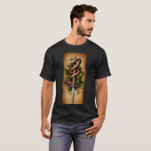 Serpent enveloppé autour d'un T-shirt dagger (Devant entier)