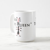 Servez la tasse rouge et noire de la Reine de (Devant gauche)