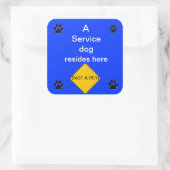Service chien vit ici bleu autocollant (Sac)