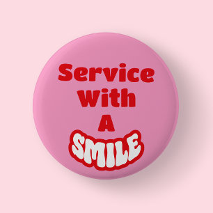 Service Met Een Glimlach Rood & Wit Tekst Badge/ Ronde Button 5,7 Cm